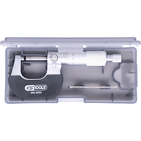 Ein grauer Mikrometerschraube in einer grauen Plastikbox. Auf der schwarzen Halterung steht "KS TOOLS 300.0555".